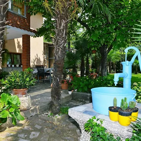 Апартаменты Charming Getaway W Panoramic Sea Views And Rewarded Garden *