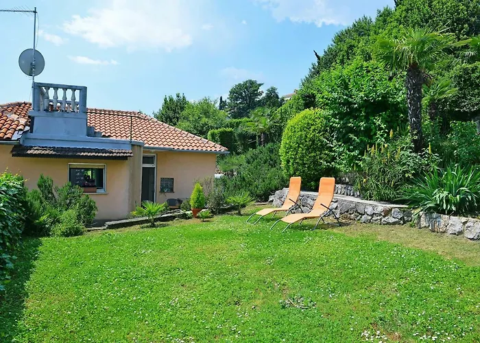 Apartman Charming Getaway W Panoramic Sea Views And Rewarded Garden